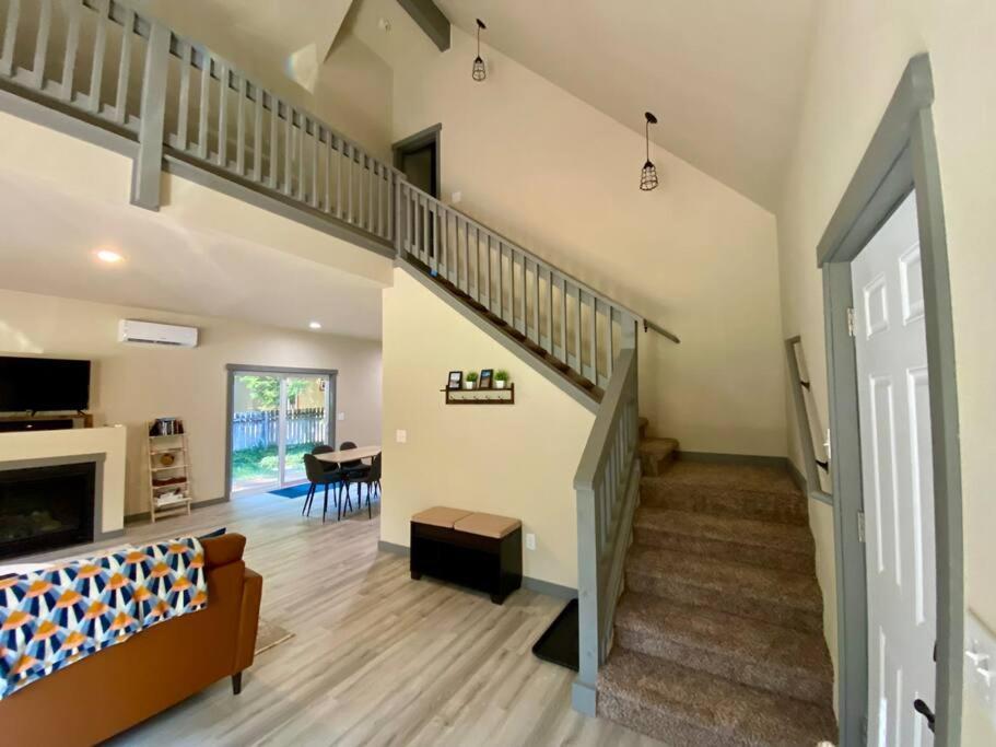 New Modern Cabin! 5Mi To Mt Rainier National Park! Hot Tub & Wifi أشفورد المظهر الخارجي الصورة